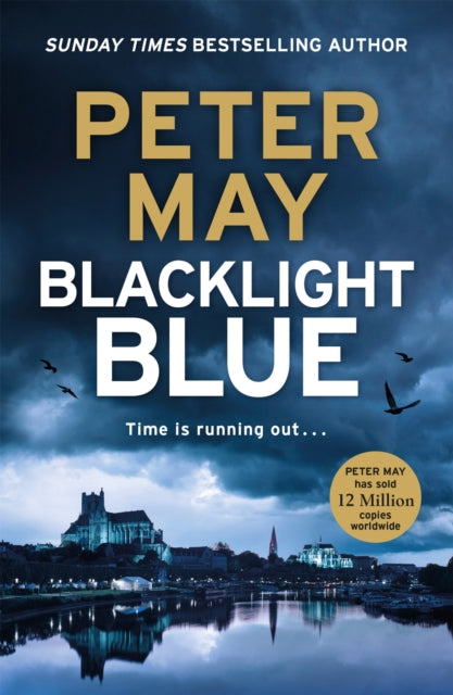 Blacklight Blue : A suspenseful, race against time to crack a cold-case (The Enzo Files Book 3)-9781529431575